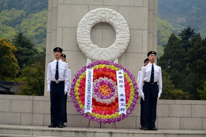 緬懷革命先烈 弘揚(yáng)民族精神 ——我校組織團(tuán)員青年到無(wú)錫市革命烈士陵園開(kāi)展祭掃活動(dòng)