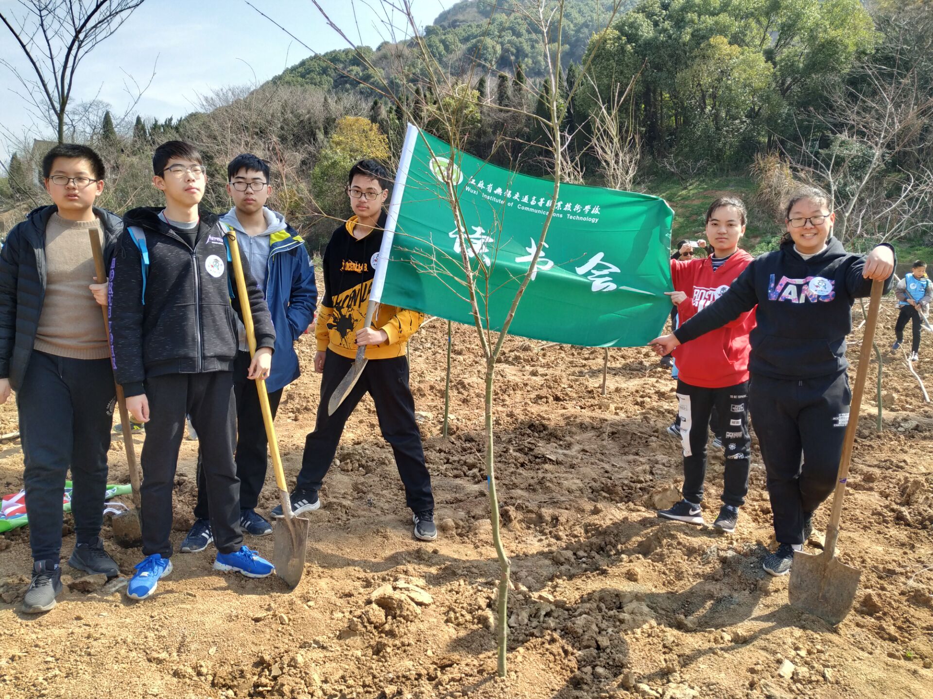 雷鋒精神人人可學(xué) 奉獻(xiàn)愛心處處可為